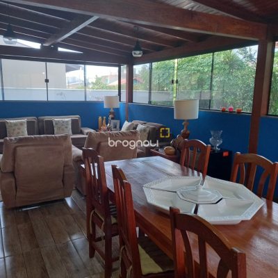 Casa de Condomínio com 270m², 3 quartos (sendo 3 suítes), 2 garagens, no bairro São João do Rio Vermelho em Florianópolis