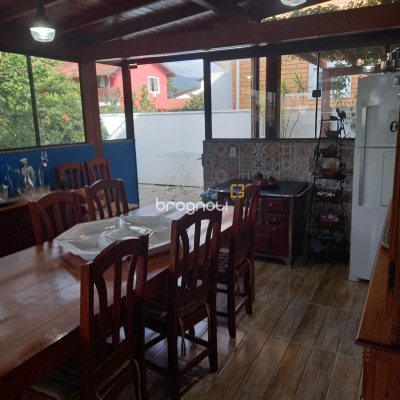 Casa de Condomínio com 270m², 3 quartos (sendo 3 suítes), 2 garagens, no bairro São João do Rio Vermelho em Florianópolis