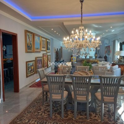 Casa de Condomínio com 270m², 3 quartos (sendo 3 suítes), 2 garagens, no bairro São João do Rio Vermelho em Florianópolis
