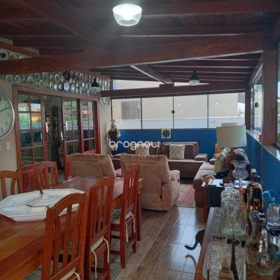 Casa de Condomínio com 270m², 3 quartos (sendo 3 suítes), 2 garagens, no bairro São João do Rio Vermelho em Florianópolis