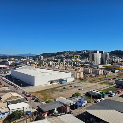 Apartamento com 71m², 2 quartos (sendo 1 suíte), 1 garagem, no bairro Barreiros em São José