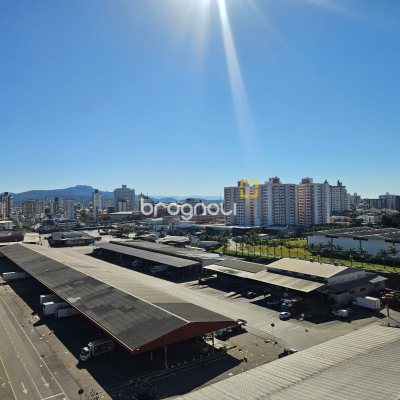 Apartamento com 71m², 2 quartos (sendo 1 suíte), 1 garagem, no bairro Barreiros em São José