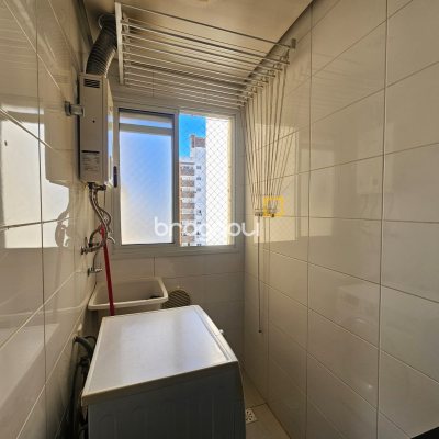 Apartamento com 71m², 2 quartos (sendo 1 suíte), 1 garagem, no bairro Barreiros em São José