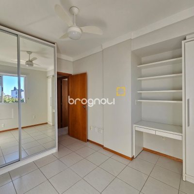 Apartamento com 71m², 2 quartos (sendo 1 suíte), 1 garagem, no bairro Barreiros em São José