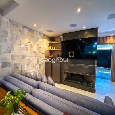 Casa com 224m², 3 quartos (sendo 1 suíte), 2 garagens, no bairro Cachoeira do Bom Jesus em Florianópolis