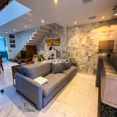 Casa com 224m², 3 quartos (sendo 1 suíte), 2 garagens, no bairro Cachoeira do Bom Jesus em Florianópolis