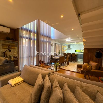 Casa com 224m², 3 quartos (sendo 1 suíte), 2 garagens, no bairro Cachoeira do Bom Jesus em Florianópolis