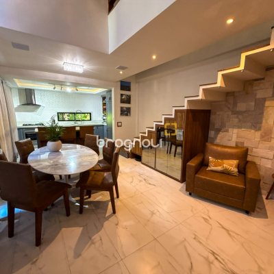 Casa com 224m², 3 quartos (sendo 1 suíte), 2 garagens, no bairro Cachoeira do Bom Jesus em Florianópolis