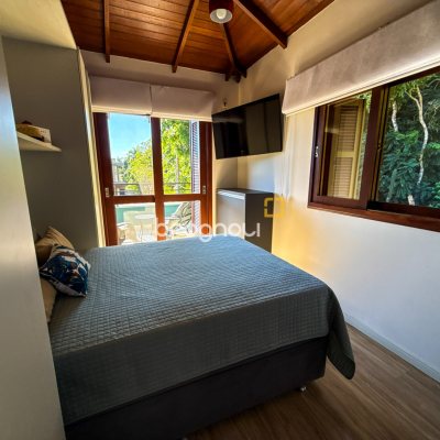 Casa com 224m², 3 quartos (sendo 1 suíte), 2 garagens, no bairro Cachoeira do Bom Jesus em Florianópolis