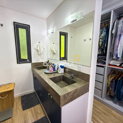 Casa com 224m², 3 quartos (sendo 1 suíte), 2 garagens, no bairro Cachoeira do Bom Jesus em Florianópolis
