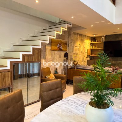 Casa com 224m², 3 quartos (sendo 1 suíte), 2 garagens, no bairro Cachoeira do Bom Jesus em Florianópolis