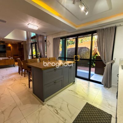 Casa com 224m², 3 quartos (sendo 1 suíte), 2 garagens, no bairro Cachoeira do Bom Jesus em Florianópolis