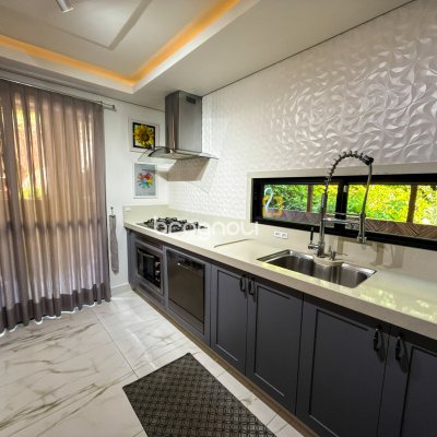 Casa com 224m², 3 quartos (sendo 1 suíte), 2 garagens, no bairro Cachoeira do Bom Jesus em Florianópolis
