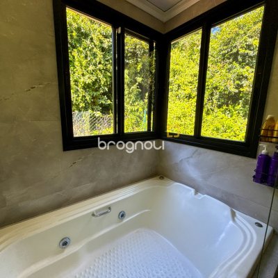 Casa com 224m², 3 quartos (sendo 1 suíte), 2 garagens, no bairro Cachoeira do Bom Jesus em Florianópolis