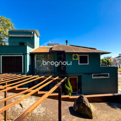 Casa com 224m², 3 quartos (sendo 1 suíte), 2 garagens, no bairro Cachoeira do Bom Jesus em Florianópolis