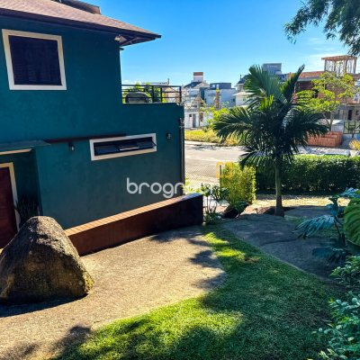 Casa com 224m², 3 quartos (sendo 1 suíte), 2 garagens, no bairro Cachoeira do Bom Jesus em Florianópolis