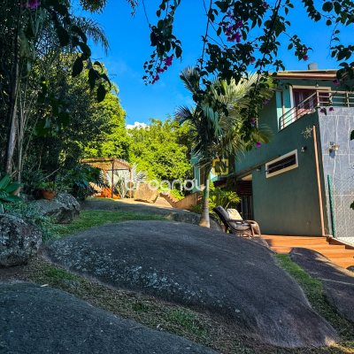 Casa com 224m², 3 quartos (sendo 1 suíte), 2 garagens, no bairro Cachoeira do Bom Jesus em Florianópolis