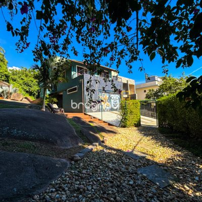 Casa com 224m², 3 quartos (sendo 1 suíte), 2 garagens, no bairro Cachoeira do Bom Jesus em Florianópolis
