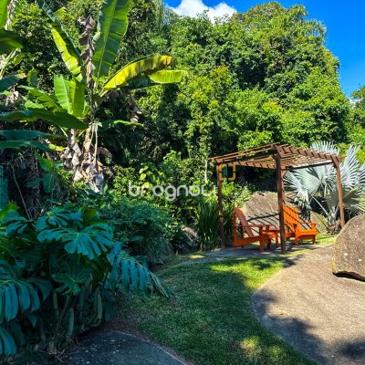 Casa com 224m², 3 quartos (sendo 1 suíte), 2 garagens, no bairro Cachoeira do Bom Jesus em Florianópolis