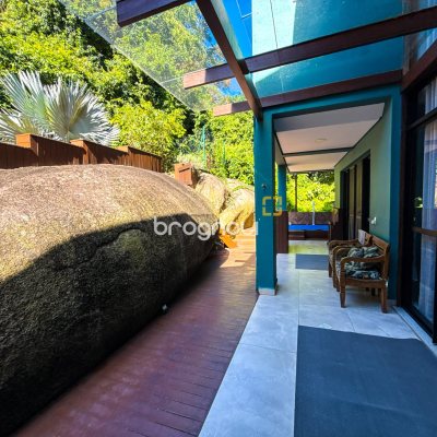 Casa com 224m², 3 quartos (sendo 1 suíte), 2 garagens, no bairro Cachoeira do Bom Jesus em Florianópolis