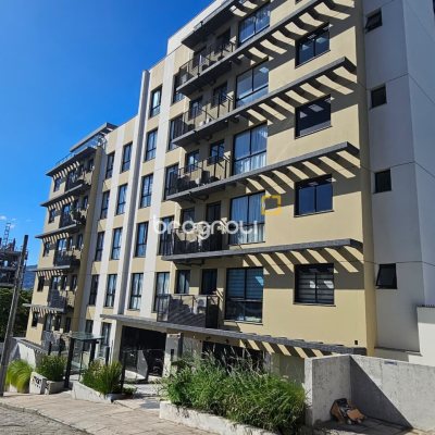 Apartamento com 61m², 2 quartos (sendo 1 suíte), 2 garagens, no bairro Carvoeira em Florianópolis