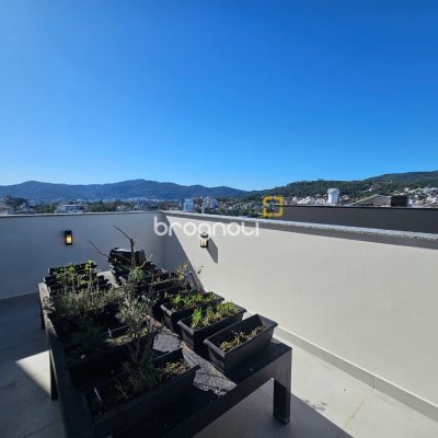 Apartamento com 61m², 2 quartos (sendo 1 suíte), 2 garagens, no bairro Carvoeira em Florianópolis