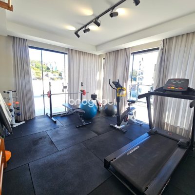 Apartamento com 61m², 2 quartos (sendo 1 suíte), 2 garagens, no bairro Carvoeira em Florianópolis