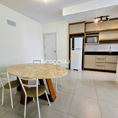 Apartamento com 61m², 2 quartos (sendo 1 suíte), 2 garagens, no bairro Carvoeira em Florianópolis