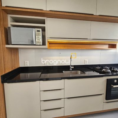 Apartamento com 61m², 2 quartos (sendo 1 suíte), 2 garagens, no bairro Carvoeira em Florianópolis
