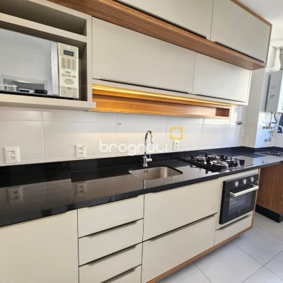 Apartamento com 61m², 2 quartos (sendo 1 suíte), 2 garagens, no bairro Carvoeira em Florianópolis