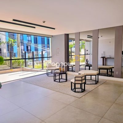 Apartamento com 61m², 2 quartos (sendo 1 suíte), 2 garagens, no bairro Carvoeira em Florianópolis