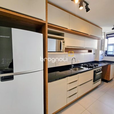 Apartamento com 61m², 2 quartos (sendo 1 suíte), 2 garagens, no bairro Carvoeira em Florianópolis