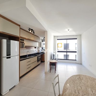 Apartamento com 61m², 2 quartos (sendo 1 suíte), 2 garagens, no bairro Carvoeira em Florianópolis