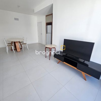 Apartamento com 61m², 2 quartos (sendo 1 suíte), 2 garagens, no bairro Carvoeira em Florianópolis