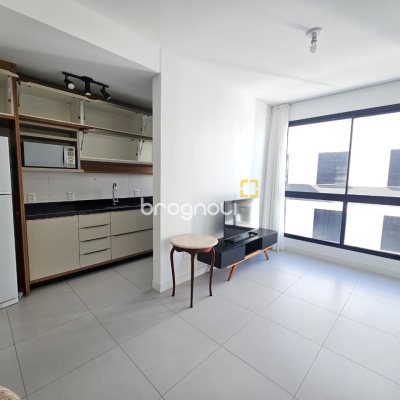Apartamento com 61m², 2 quartos (sendo 1 suíte), 2 garagens, no bairro Carvoeira em Florianópolis