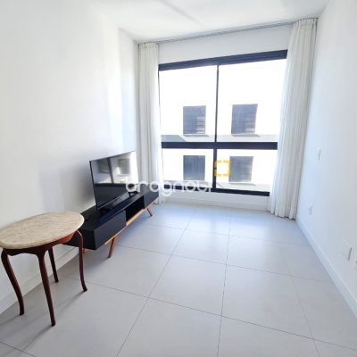 Apartamento com 61m², 2 quartos (sendo 1 suíte), 2 garagens, no bairro Carvoeira em Florianópolis