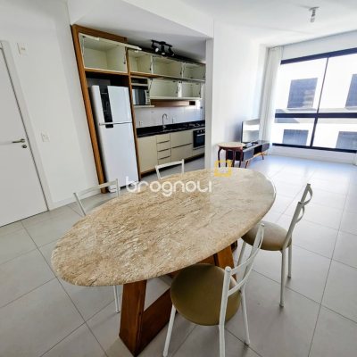 Apartamento com 61m², 2 quartos (sendo 1 suíte), 2 garagens, no bairro Carvoeira em Florianópolis