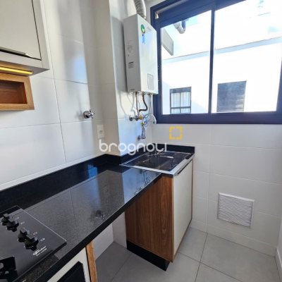 Apartamento com 61m², 2 quartos (sendo 1 suíte), 2 garagens, no bairro Carvoeira em Florianópolis