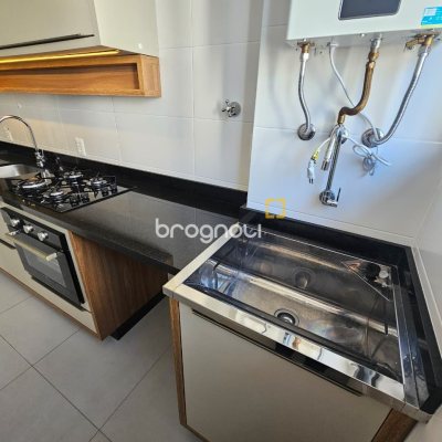 Apartamento com 61m², 2 quartos (sendo 1 suíte), 2 garagens, no bairro Carvoeira em Florianópolis