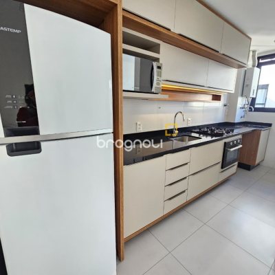 Apartamento com 61m², 2 quartos (sendo 1 suíte), 2 garagens, no bairro Carvoeira em Florianópolis