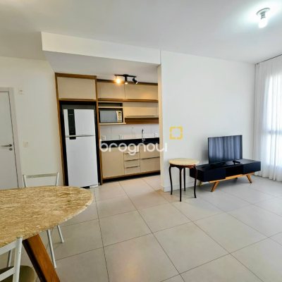Apartamento com 61m², 2 quartos (sendo 1 suíte), 2 garagens, no bairro Carvoeira em Florianópolis
