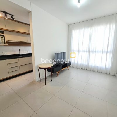 Apartamento com 61m², 2 quartos (sendo 1 suíte), 2 garagens, no bairro Carvoeira em Florianópolis