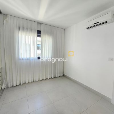 Apartamento com 61m², 2 quartos (sendo 1 suíte), 2 garagens, no bairro Carvoeira em Florianópolis