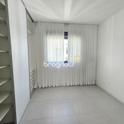 Apartamento com 61m², 2 quartos (sendo 1 suíte), 2 garagens, no bairro Carvoeira em Florianópolis