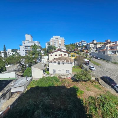 Apartamento com 61m², 2 quartos (sendo 1 suíte), 2 garagens, no bairro Carvoeira em Florianópolis