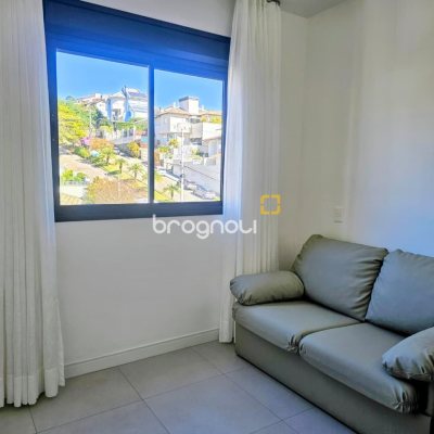 Apartamento com 61m², 2 quartos (sendo 1 suíte), 2 garagens, no bairro Carvoeira em Florianópolis