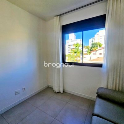 Apartamento com 61m², 2 quartos (sendo 1 suíte), 2 garagens, no bairro Carvoeira em Florianópolis