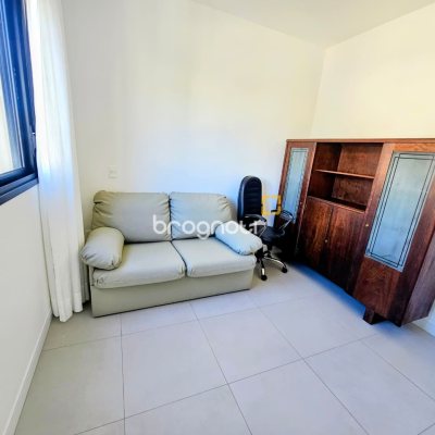 Apartamento com 61m², 2 quartos (sendo 1 suíte), 2 garagens, no bairro Carvoeira em Florianópolis