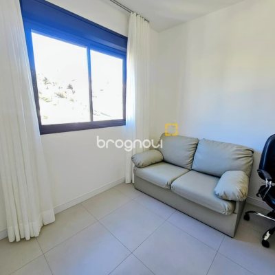Apartamento com 61m², 2 quartos (sendo 1 suíte), 2 garagens, no bairro Carvoeira em Florianópolis
