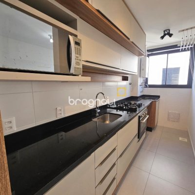 Apartamento com 61m², 2 quartos (sendo 1 suíte), 2 garagens, no bairro Carvoeira em Florianópolis